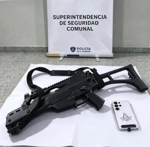 Detenido en Parque Avellaneda un hombre con 11 antecedentes penales por robos con réplica de ametralladora