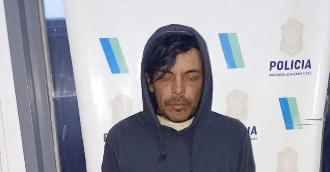 El sujeto arrestado por incendiar autos en San Martín, custodiado por personal policial