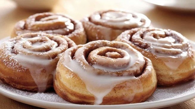 Roll de canela con glaseado, clásico de la pastelería