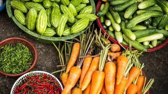 Alimentos no perecederos apilados en cajas para su distribución por el Banco de Alimentos