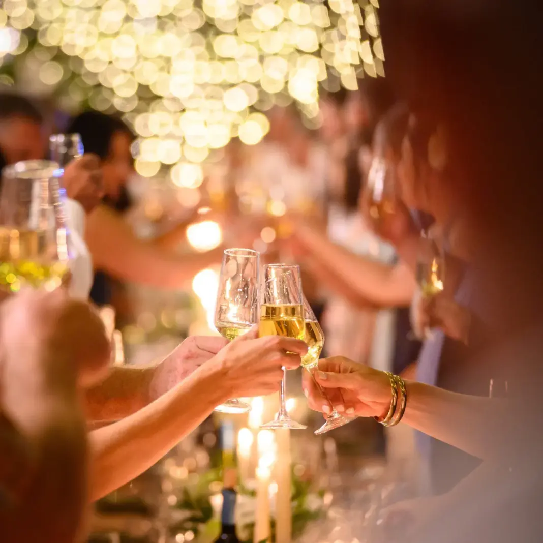Copas de vino espumante argentino para celebrar el Día Mundial del Champagne