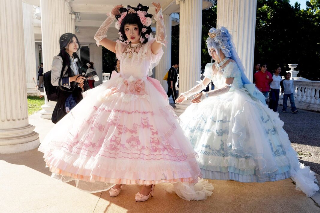 Jóvenes con vestidos vaporosos en el parque Chaoyang durante el Día Nacional de China