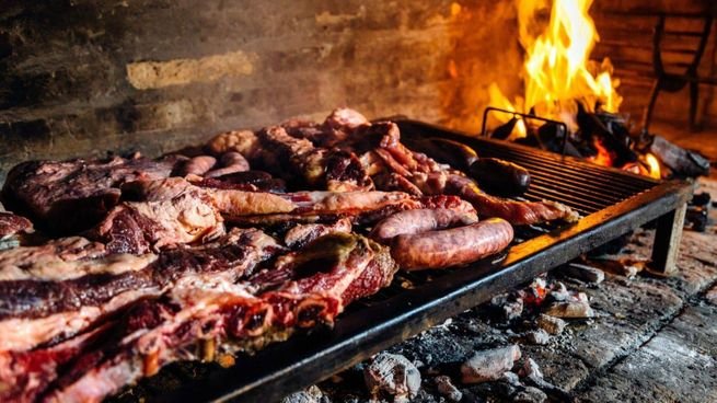 Asado argentino en parrilla con cortes de carne y brasas
