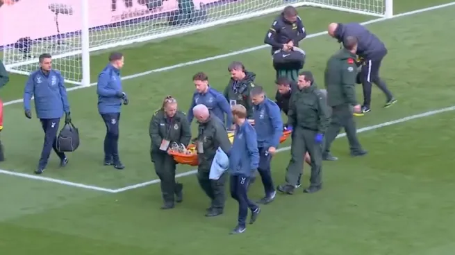 Emiliano Dibu Martínez siendo atendido en camilla tras un golpe en la cabeza durante el partido Chelsea vs Everton