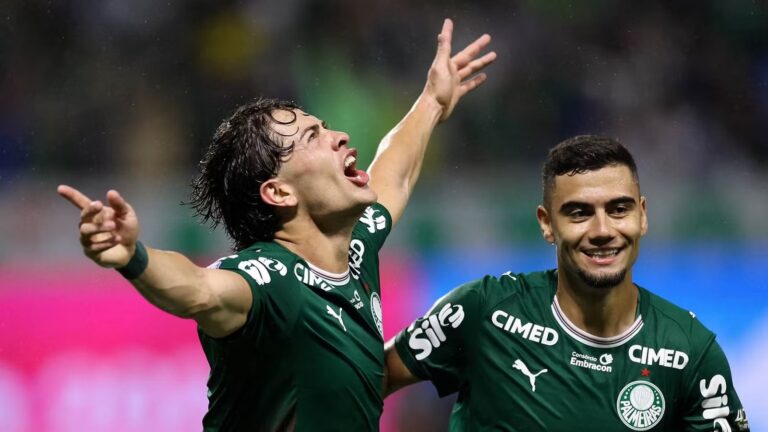 Agustín Giay celebrando uno de sus dos goles en Palmeiras 4-1 Corinthians