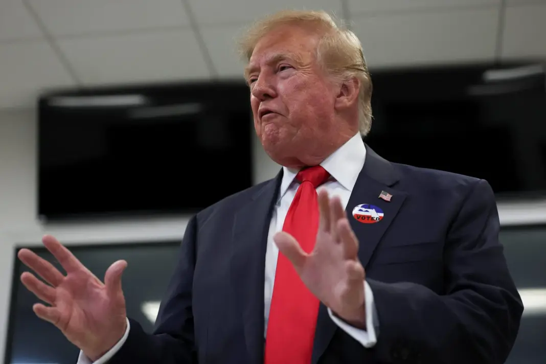 Donald Trump y Melania Trump al emitir su voto anticipado en Florida