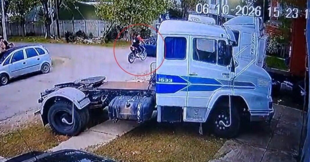 Cruce de calles 423 bis y 14 en Villa Elisa, La Plata, donde ocurrió el choque entre una moto y un auto