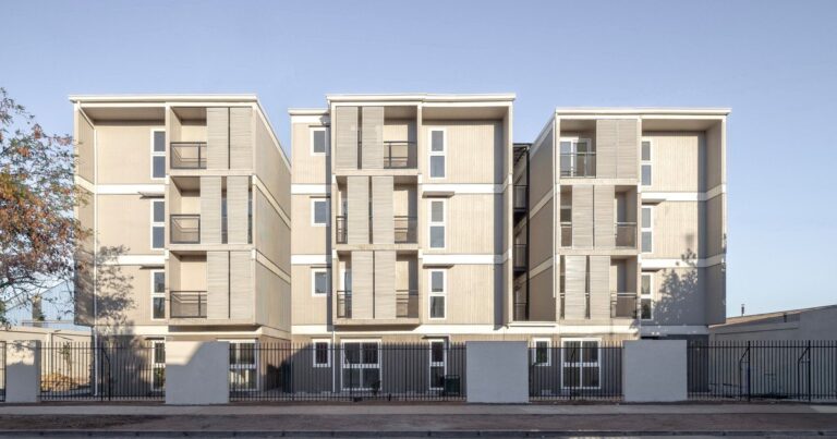 Edificio Lo Espejo de vivienda social en madera de cuatro pisos en Santiago de Chile