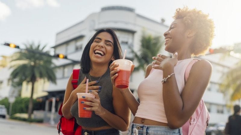 Personas riendo y compartiendo un momento de humor
