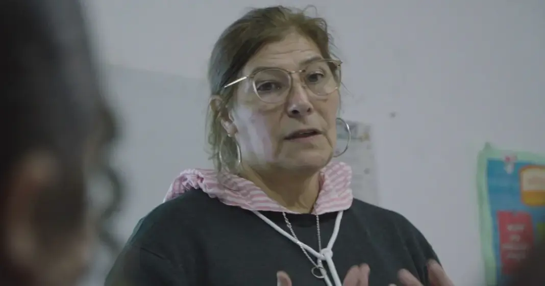 Elina Leonhart, profesora de geografía del Centro Educativo N° 5 Senador Alfredo Bertín, en El Trapiche, San Luis, junto a sus alumnos.