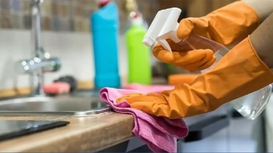 Empleada doméstica realizando tareas de limpieza en un hogar