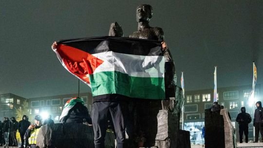 Manifestación pro-Palestina en Londres con carteles y banderas