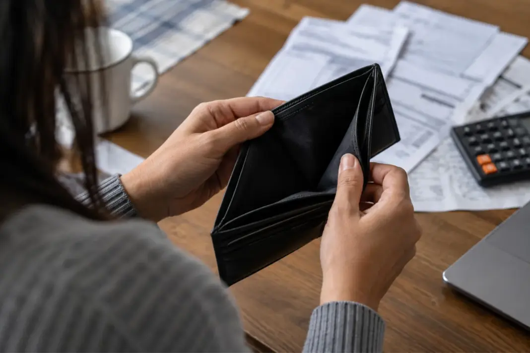 Familia latina revisando sus finanzas en Estados Unidos