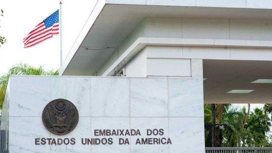 Embajada de Estados Unidos en Brasilia con las puertas cerradas