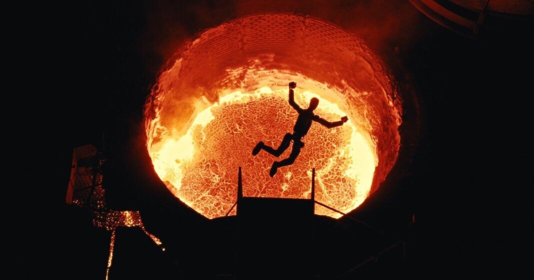 Robot humanoide F.02 de Figure siendo fundido en un horno de arco eléctrico en Finlandia