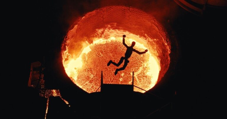Robot humanoide F.02 de Figure siendo fundido en un horno de arco eléctrico en Finlandia