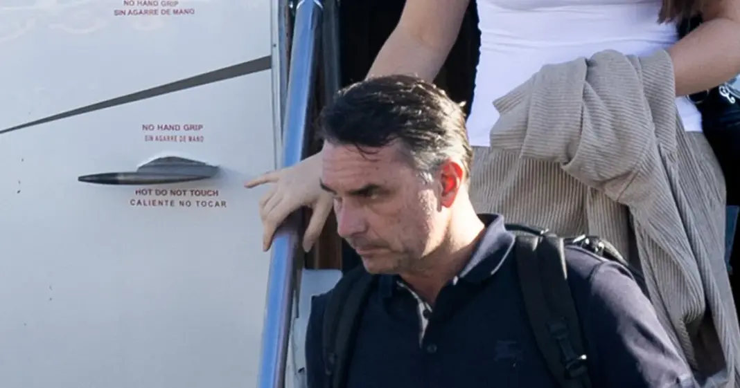 Flávio Bolsonaro junto a dirigentes políticos en Brasil