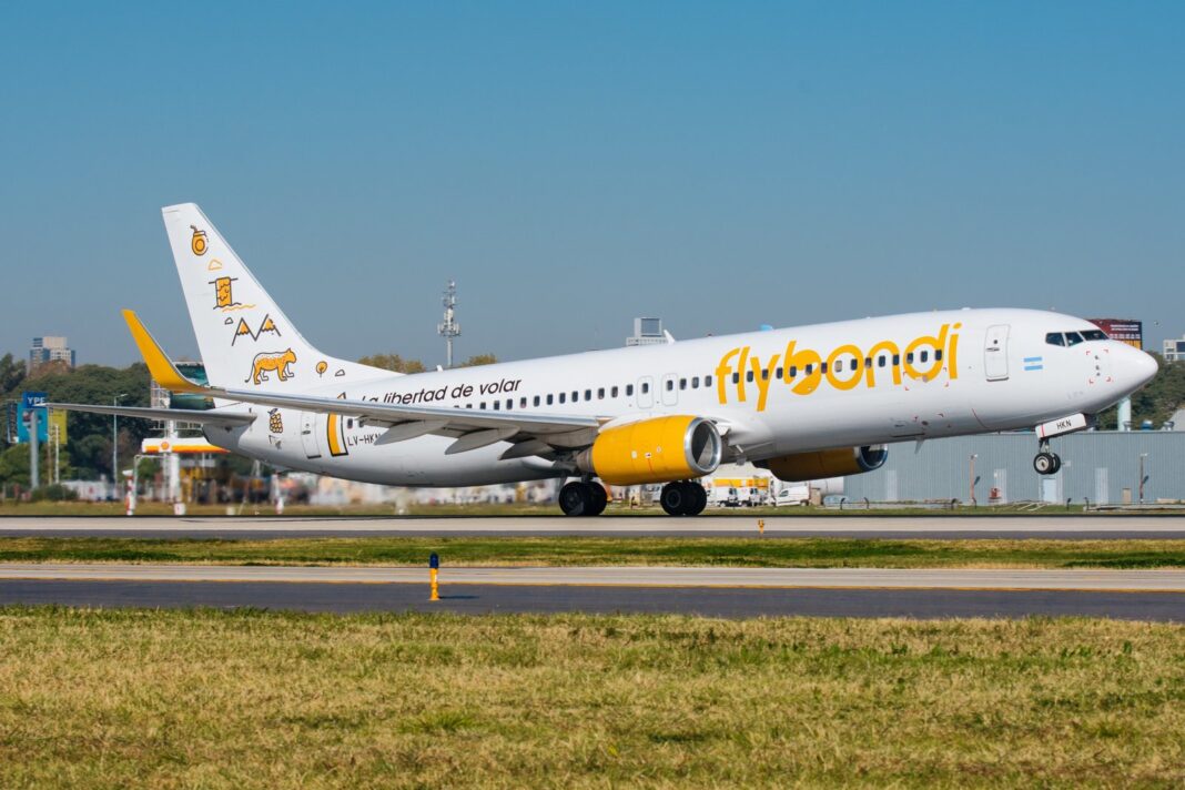 Avión de Flybondi estacionado en un aeropuerto