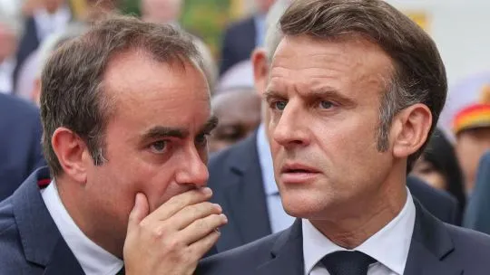 Emmanuel Macron y Sébastien Lecornu durante una conferencia de prensa en París