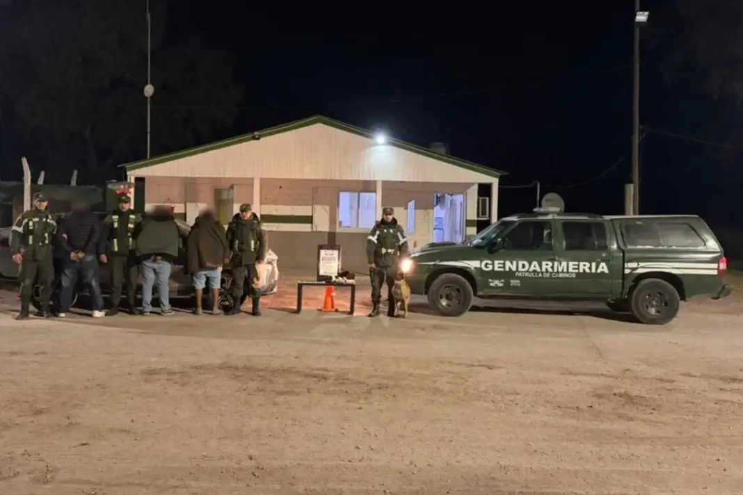 Personal de Gendarmería Nacional Argentina en uniforme durante un operativo