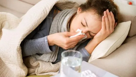 Profesional de la salud aplica una vacuna antigripal a una persona en un centro de vacunación de Argentina