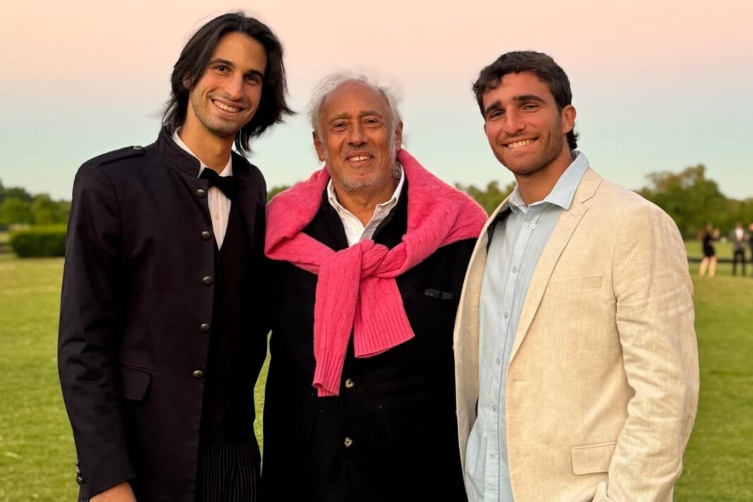 Gustavo Yankelevich junto a sus nietos Valentín y Franco