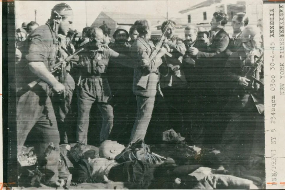 Fotografía histórica de los cuerpos de Benito Mussolini y Clara Petacci en la plaza Piazzale Loreto de Milán, 1945