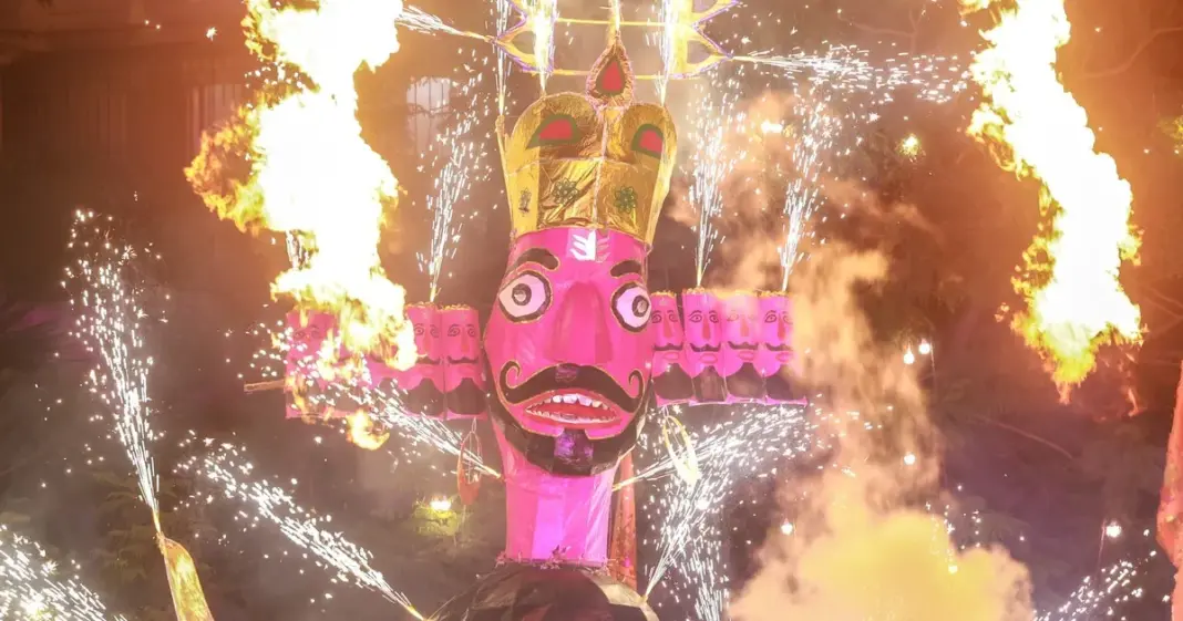 Efigie gigante de Ravana durante la celebración del Dussehra en India