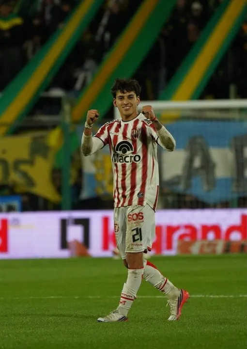 Jugadores de Instituto festejando el gol de Jeremías Lázaro ante Defensa y Justicia