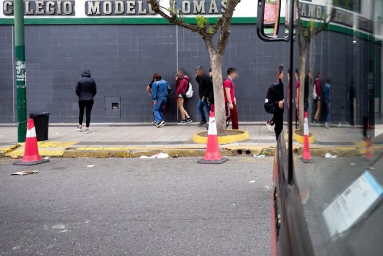 Fachada del Colegio Modelo Lomas, en Lomas de Zamora, donde se investiga la creación y difusión de imágenes sexuales falsas generadas con inteligencia artificial.