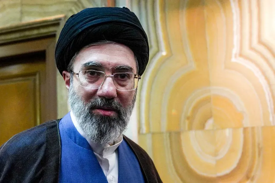 Mojtaba Khamenei, líder supremo de Irán, durante una reunión con mandos militares