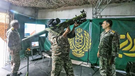 Representación de misiles y drones en una instalación militar