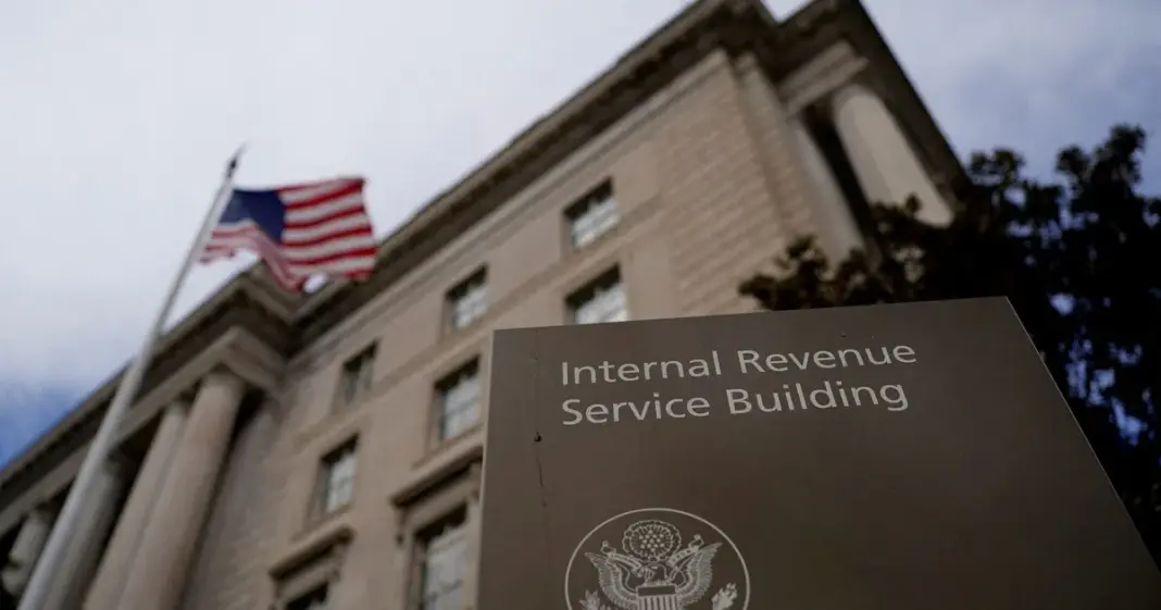 Edificio del Servicio de Impuestos Internos de Estados Unidos (IRS) con oficinas y documentos tributarios