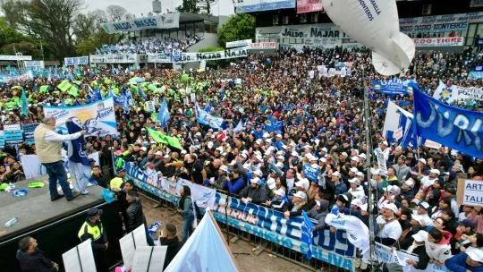 Osvaldo Jaldo hablando en el escenario durante el acto por el Día de la Lealtad en Tucumán