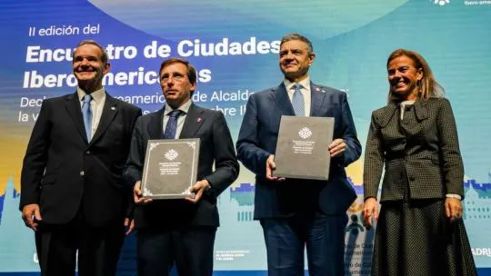Jorge Macri junto al rey Felipe VI y José Luis Martínez-Almeida en el Palacio de la Zarzuela