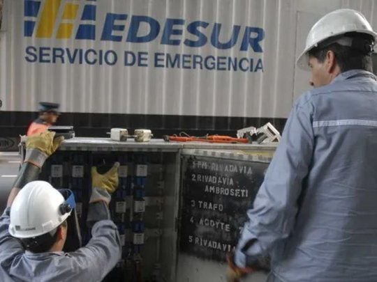 Torres de alta tensión y cables de electricidad en una zona urbana