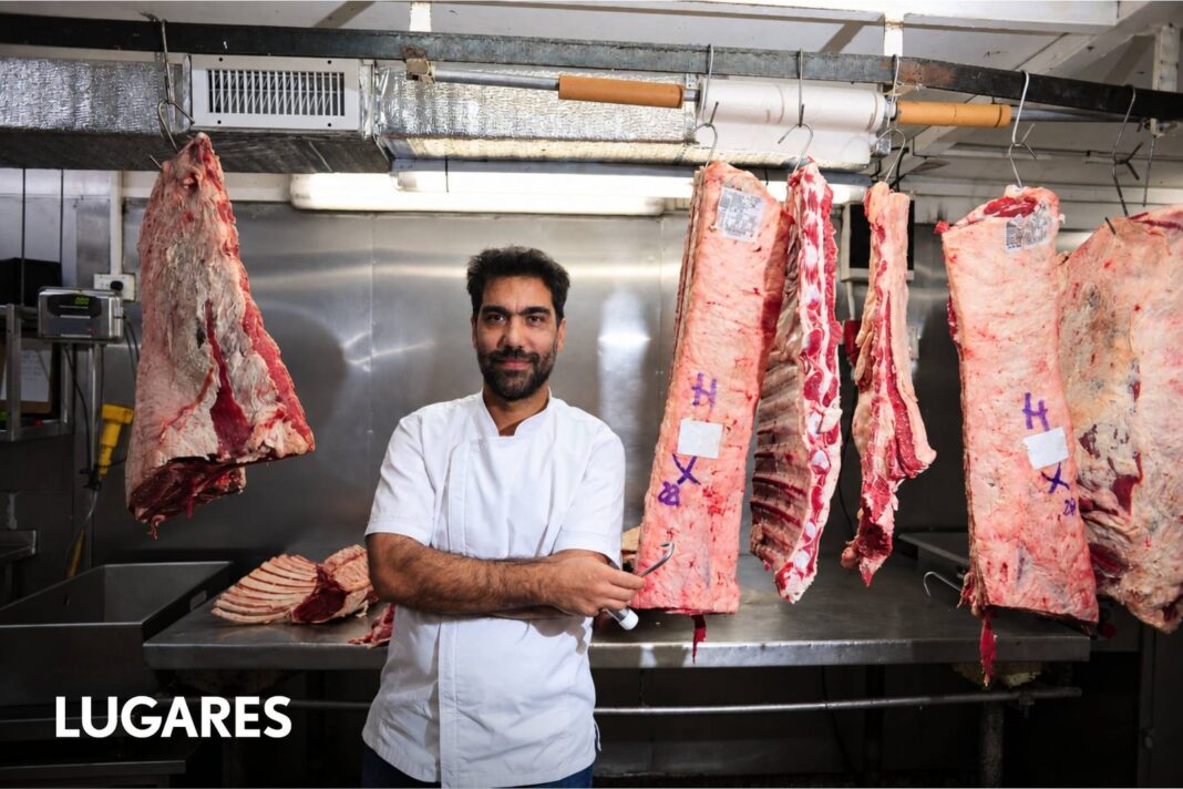 Interior del restaurante Kanka en Palermo, con mesas de madera y parrilla