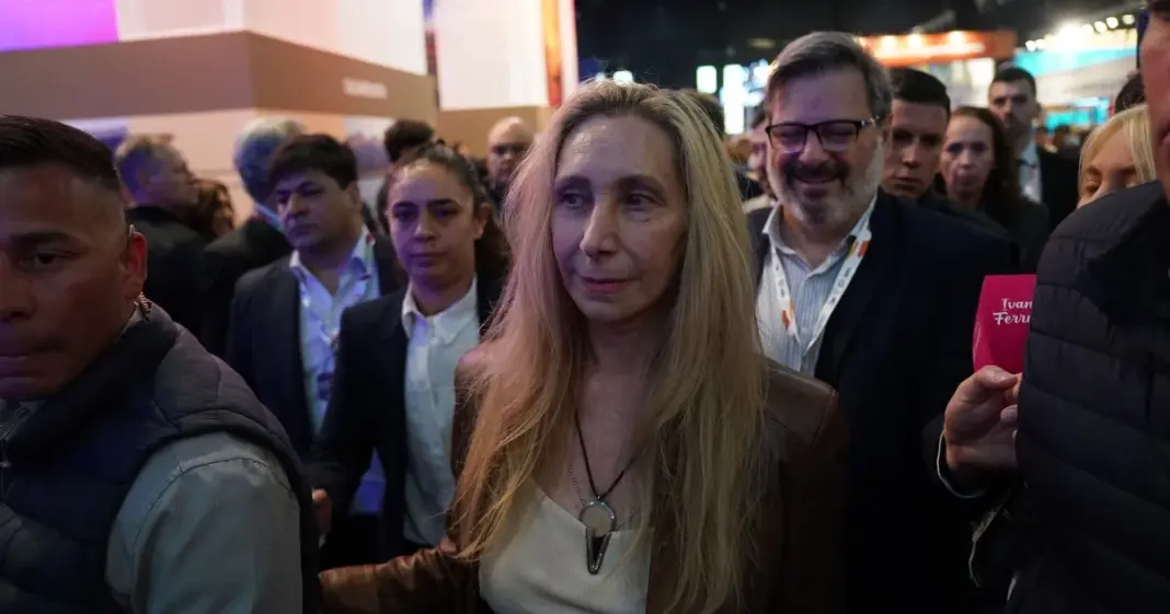 Karina Milei, Guillermo Santilli y Luis Caputo en un evento en Rosario