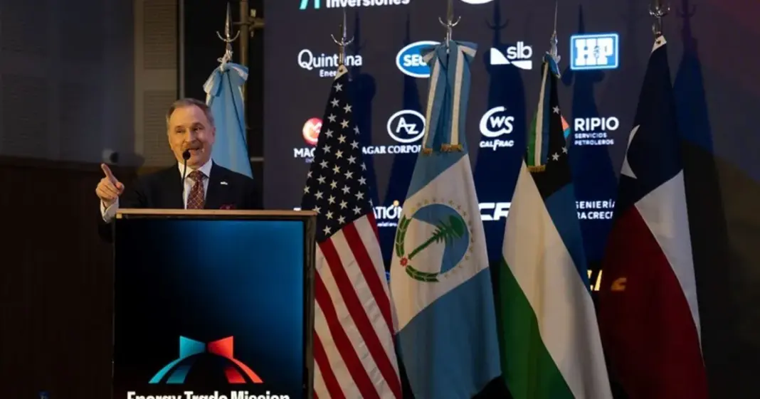 Peter Lamelas, embajador de Estados Unidos en Argentina, durante un evento con empresarios energéticos en Neuquén