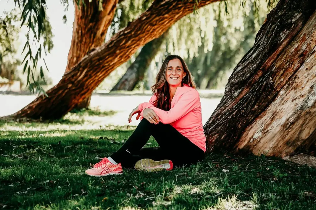 Laura Castagneto, especialista en gimnasia laboral, durante una pausa activa