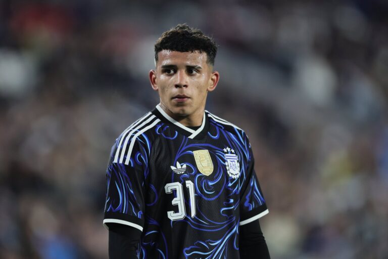 Leonel Flores durante un partido de Boca