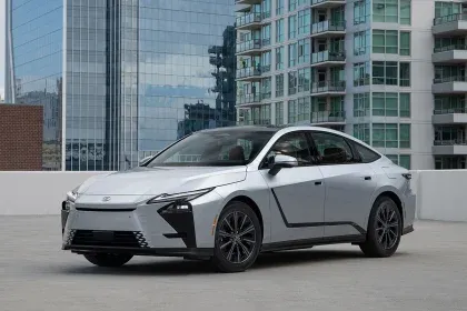 Lexus ES 2024 en Argentina, octava generación del sedán