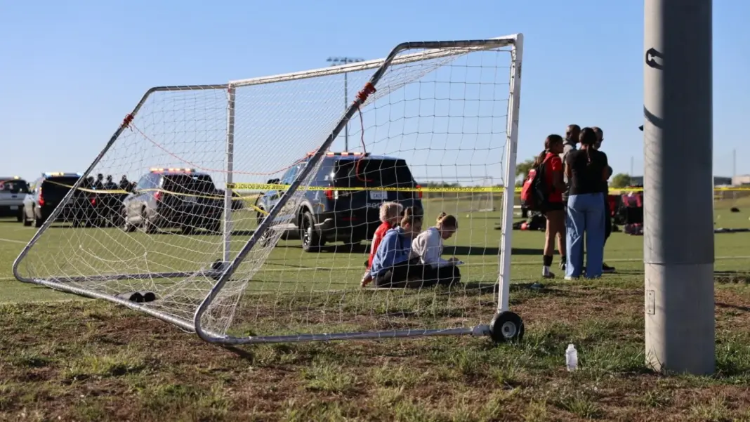 Camioneta pickup en el lugar del accidente en el Stryker Sports Complex de Wichita, Kansas