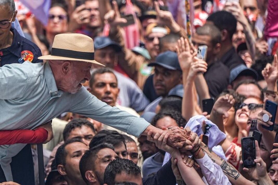 Luiz Inácio Lula da Silva durante un discurso en Sao Paulo tras la primera vuelta electoral