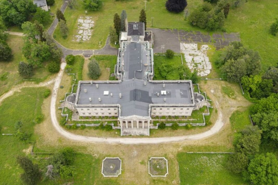 Vista exterior de Lynnewood Hall, la mansión de 55 habitaciones cerca de Filadelfia
