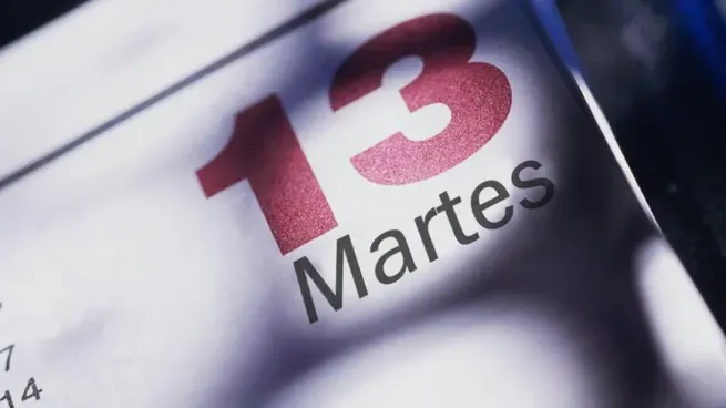 Calendario marcando el día martes 13