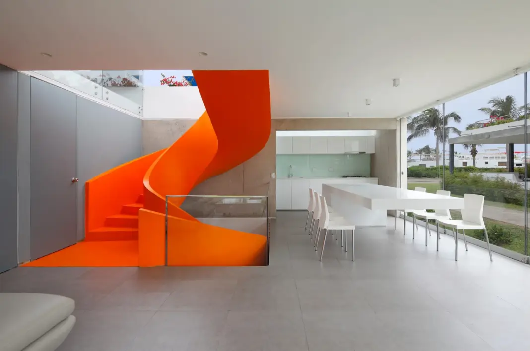 Martín Dulanto, arquitecto peruano, junto a una de sus escaleras escultóricas