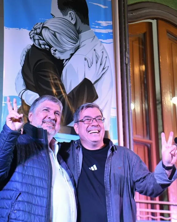 José Mayans y Germán Martínez durante la Vigilia de la Lealtad del PJ en Rosario