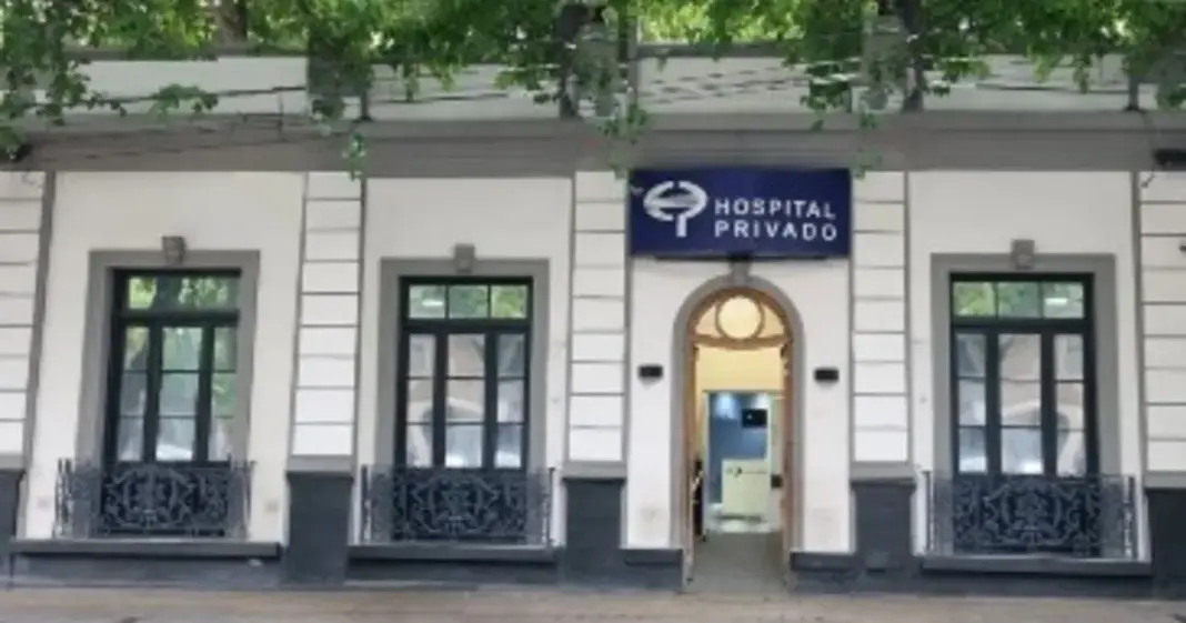 Fachada del Hospital Privado de Mendoza sobre la calle Mitre
