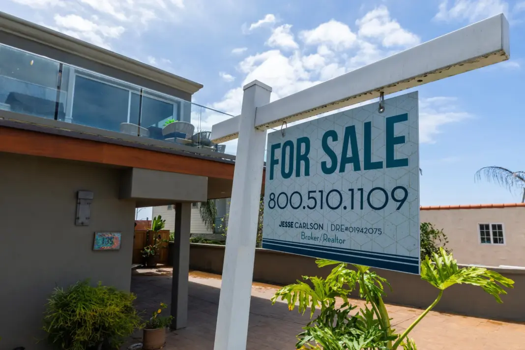 Gráfico del reloj de mercado inmobiliario de Realtor.com que muestra la posición de equilibrio tardío a favor de los compradores en Estados Unidos